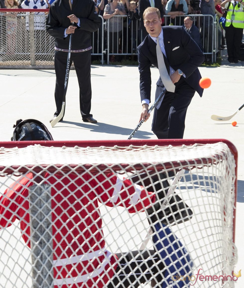 Guillermo de Inglaterra jugando al hockey en Canadá