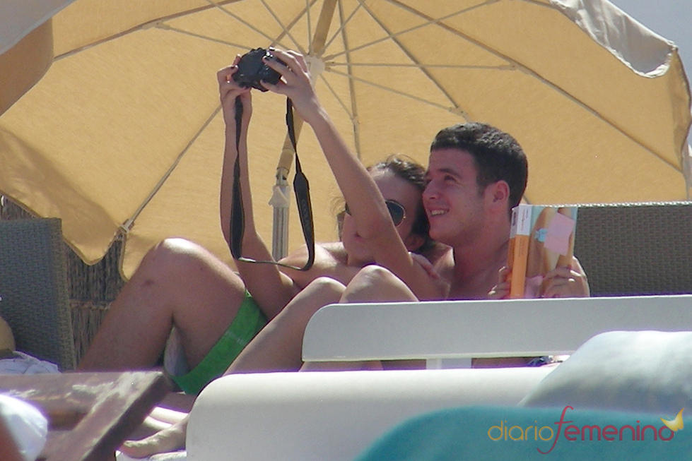 Álex Lecquio y Andrea Guasch se fotografían en Ibiza