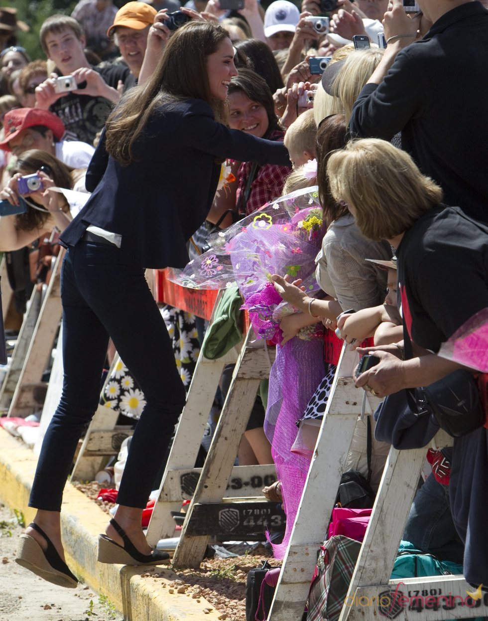 Kate Middleton aclamada por sus fans de Slave Lake, Alberta