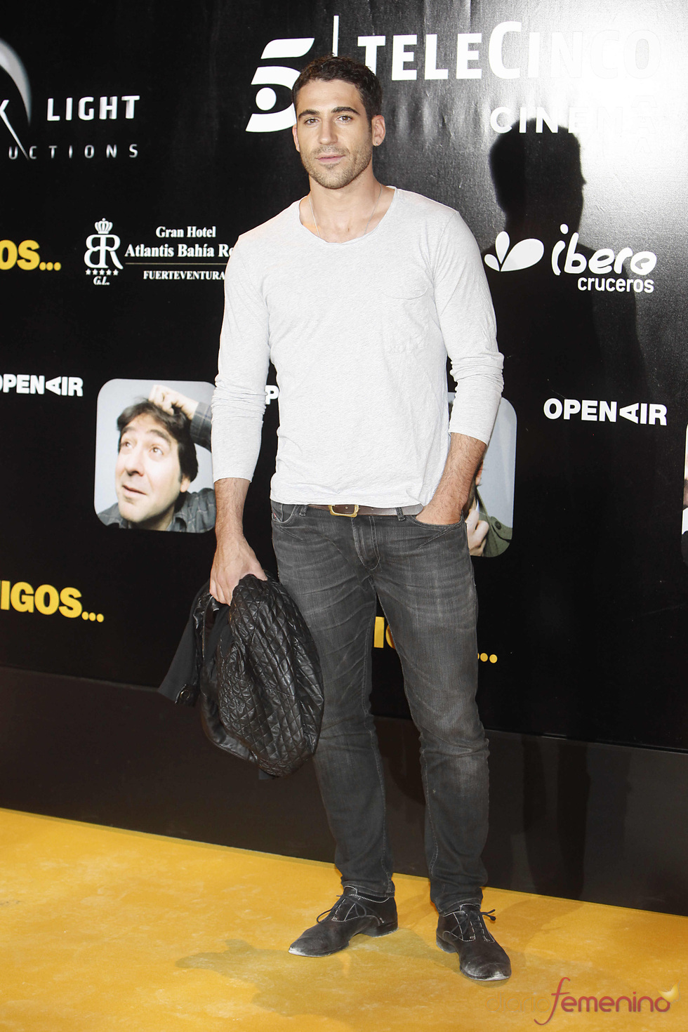 Miguel Ángel Silvestre en el estreno de la película 'Amigos'