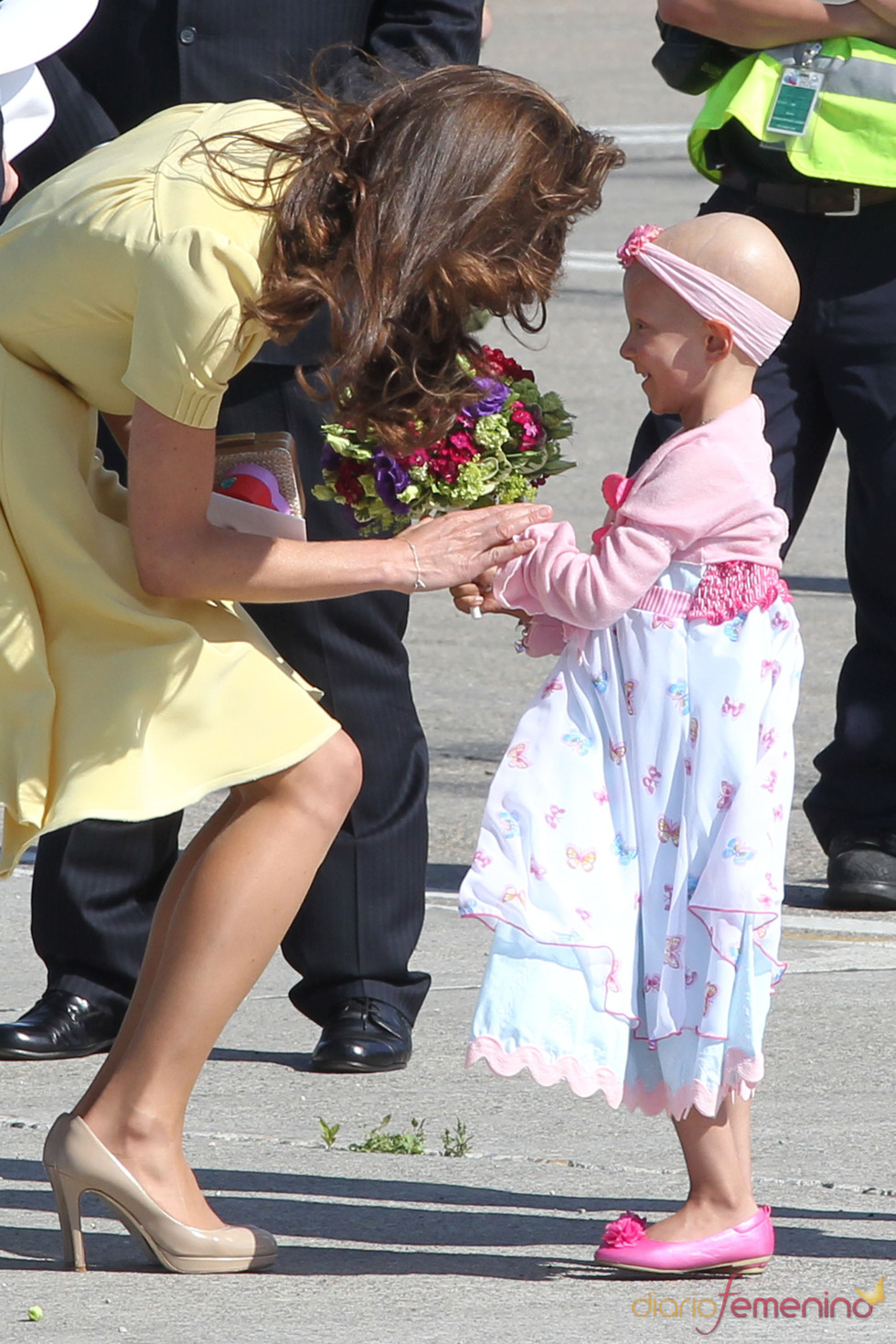 Kate Middleton saca su instinto maternal en su despedida de Canadá