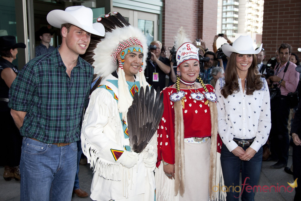 Guillermo de Inglaterra y Kate Middleton posan con los indios en Canadá