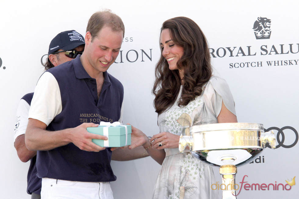 Kate Middleton entrega a Guillermo de Inglaterra el premio del partido benéfico de polo de Los Ángeles