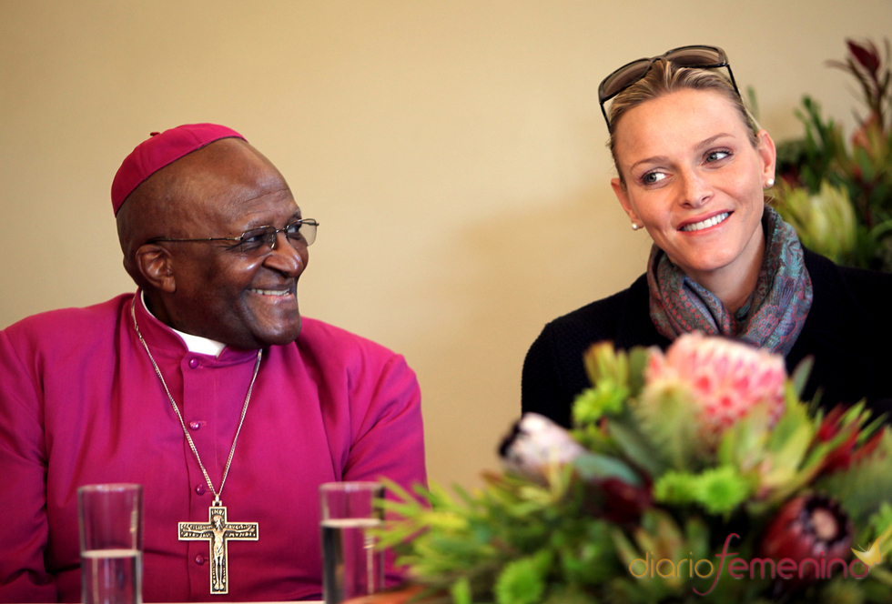Charlene de Mónaco hace una visita solidaria a Desmond Tutu en Sudáfrica