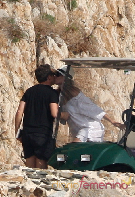 Carla Bruni besa a Nicolás Sarkozy durante sus vacaciones en la costa azul
