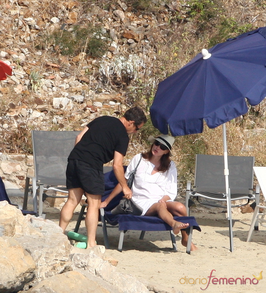 Nicolás Sarkozy muy atento con Carla Bruni en sus vacaciones en la costa azul