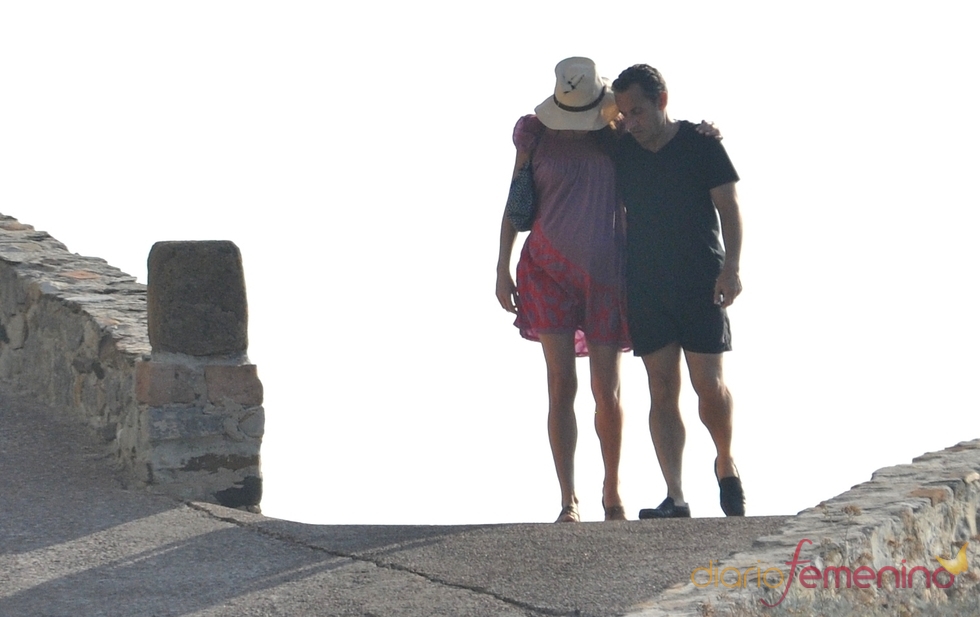 Nicolás Sarkozy y Carla Bruni muy cariñosos en sus vacaciones en la costa azul