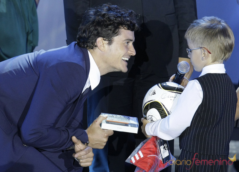 Orlando Bloom participa en una gala benéfica en Rusia