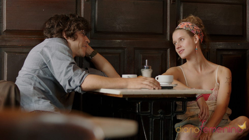 Óscar Jaenada y Manuela Vellés en un fotograma de 'Buscando a Eimish'