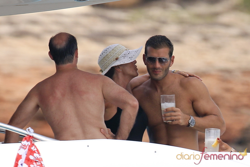 Susana Uribarri muy cariñosa con su novio Darek de vacaciones en Ibiza