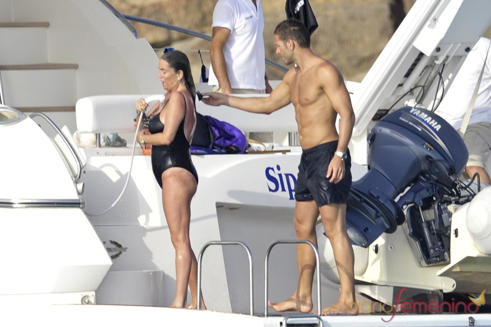 Darek y Susana Uribarri de relax en las playas de Ibiza