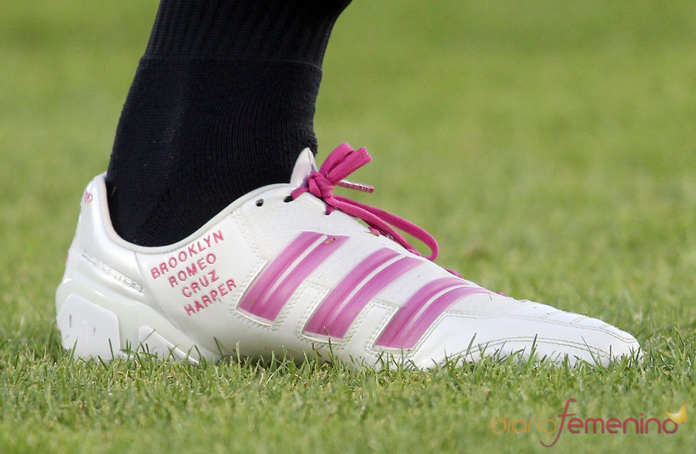 David Beckham estrena botas rosas en honor a su hija Harper Seven