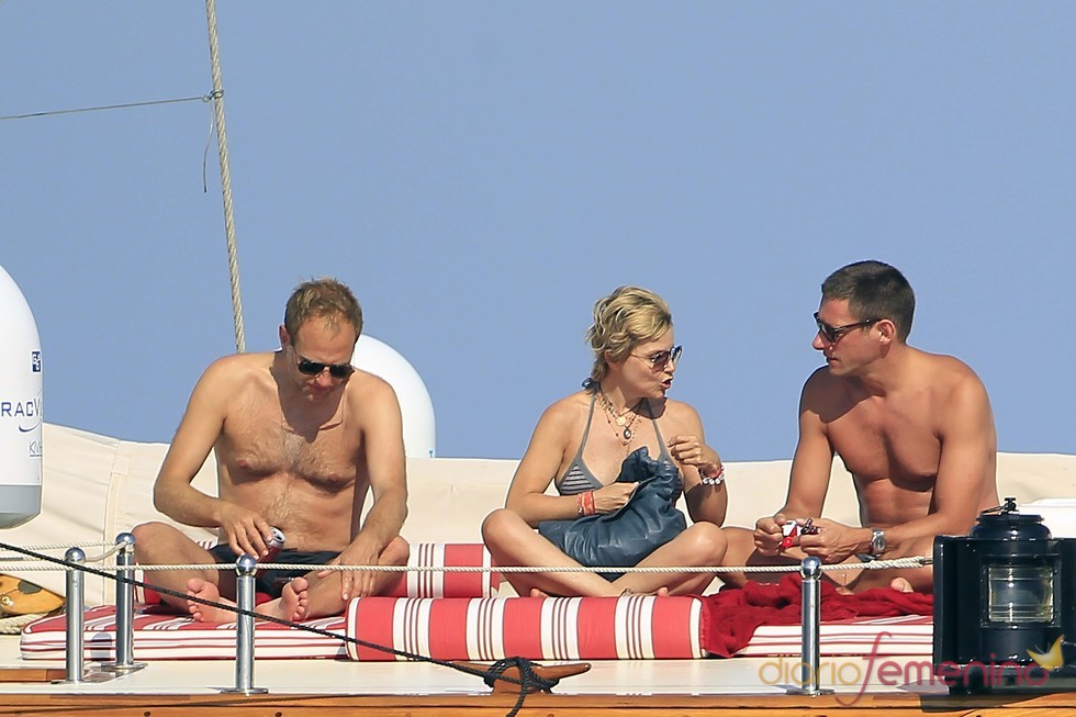 Eugenia Martínez de Irujo disfruta de sus vacaciones en Ibiza con amigos