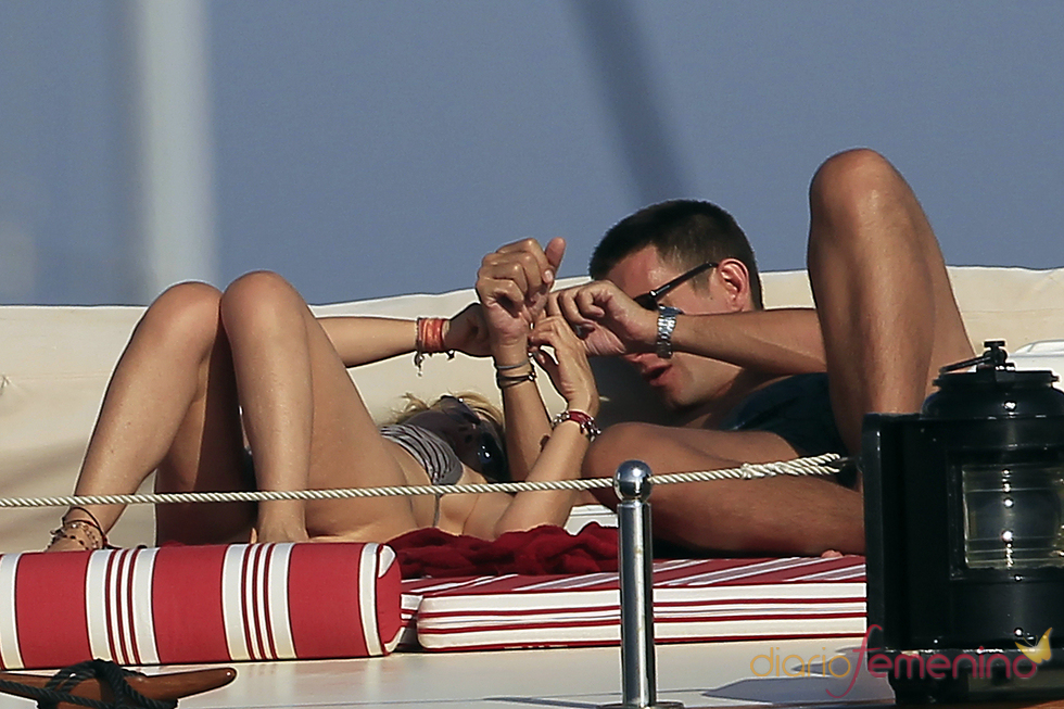 Eugenia Martínez de Irujo muy cariñosa con un amigo en Ibiza