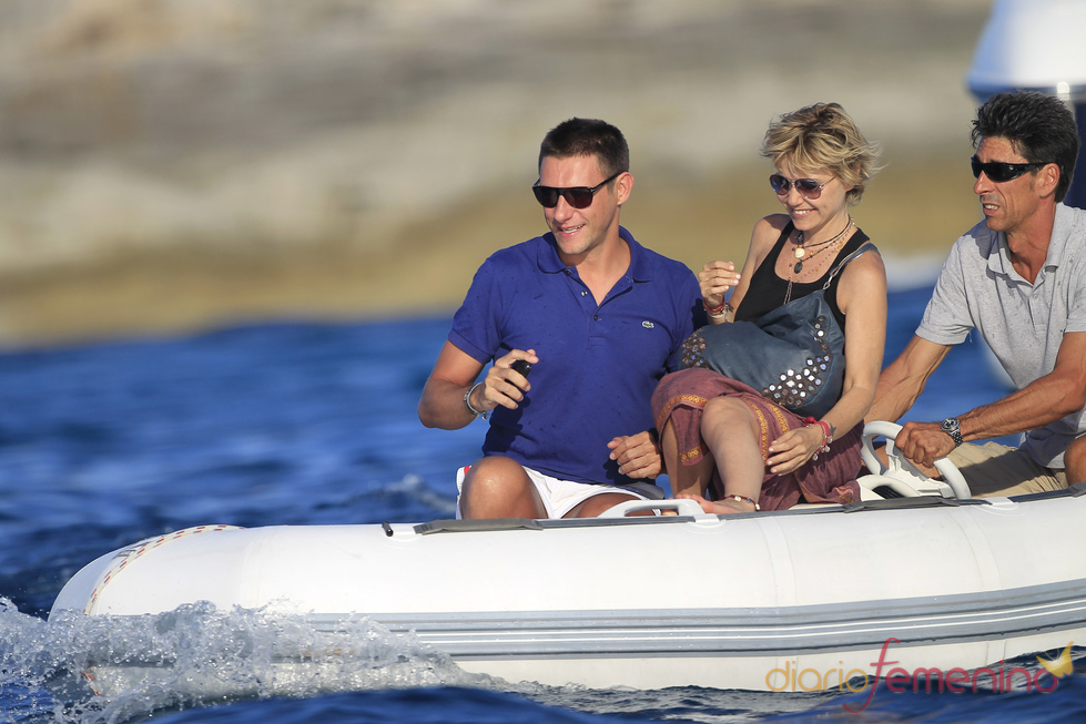 Eugenia Martínez de Irujo surca las aguas de Ibiza durante sus vacaciones