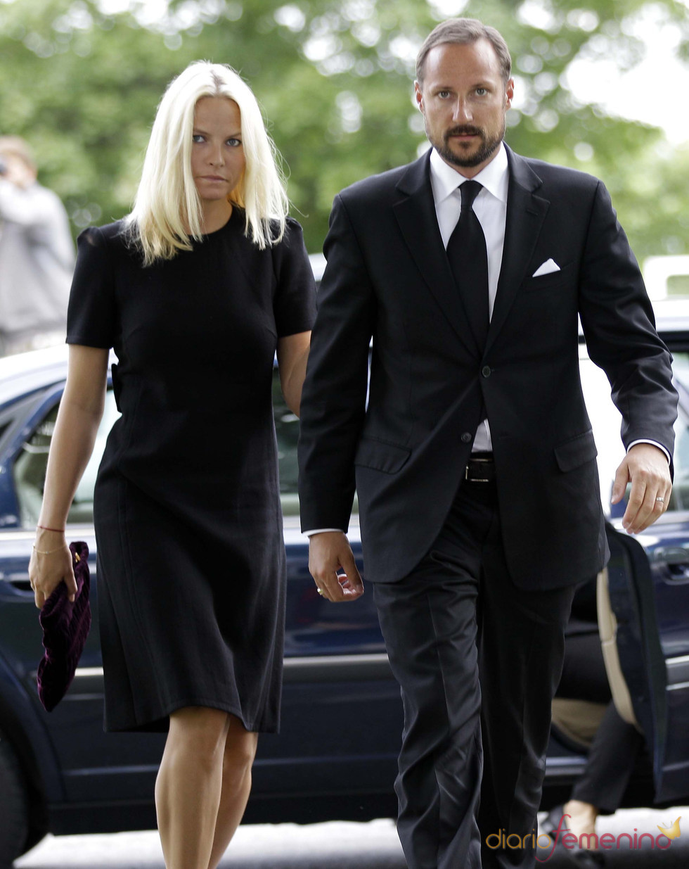 Mette-Marit y Haakon de Noruega, muy afectados en el funeral por el atentado en Oslo