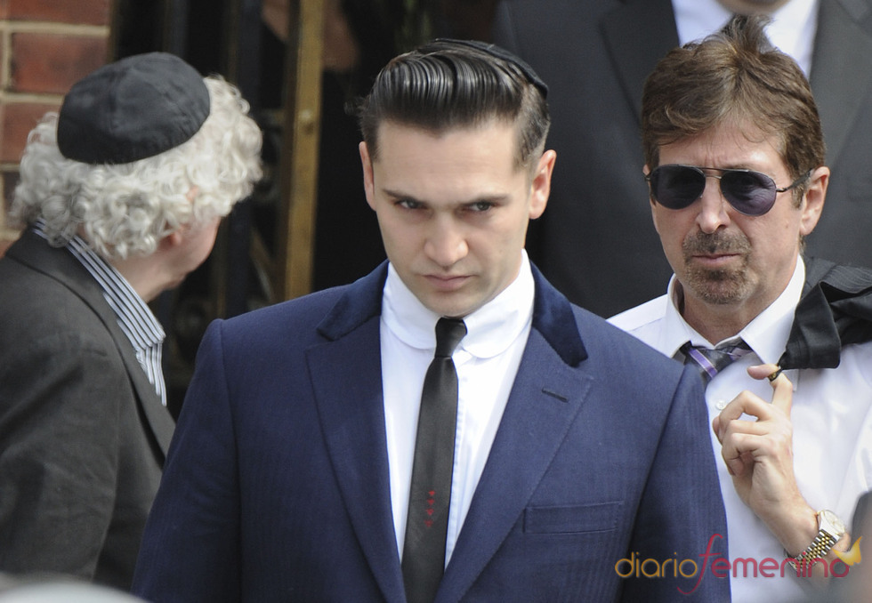 Reg Traviss, novio de Amy Winehouse, acude a su funeral al norte de Londres