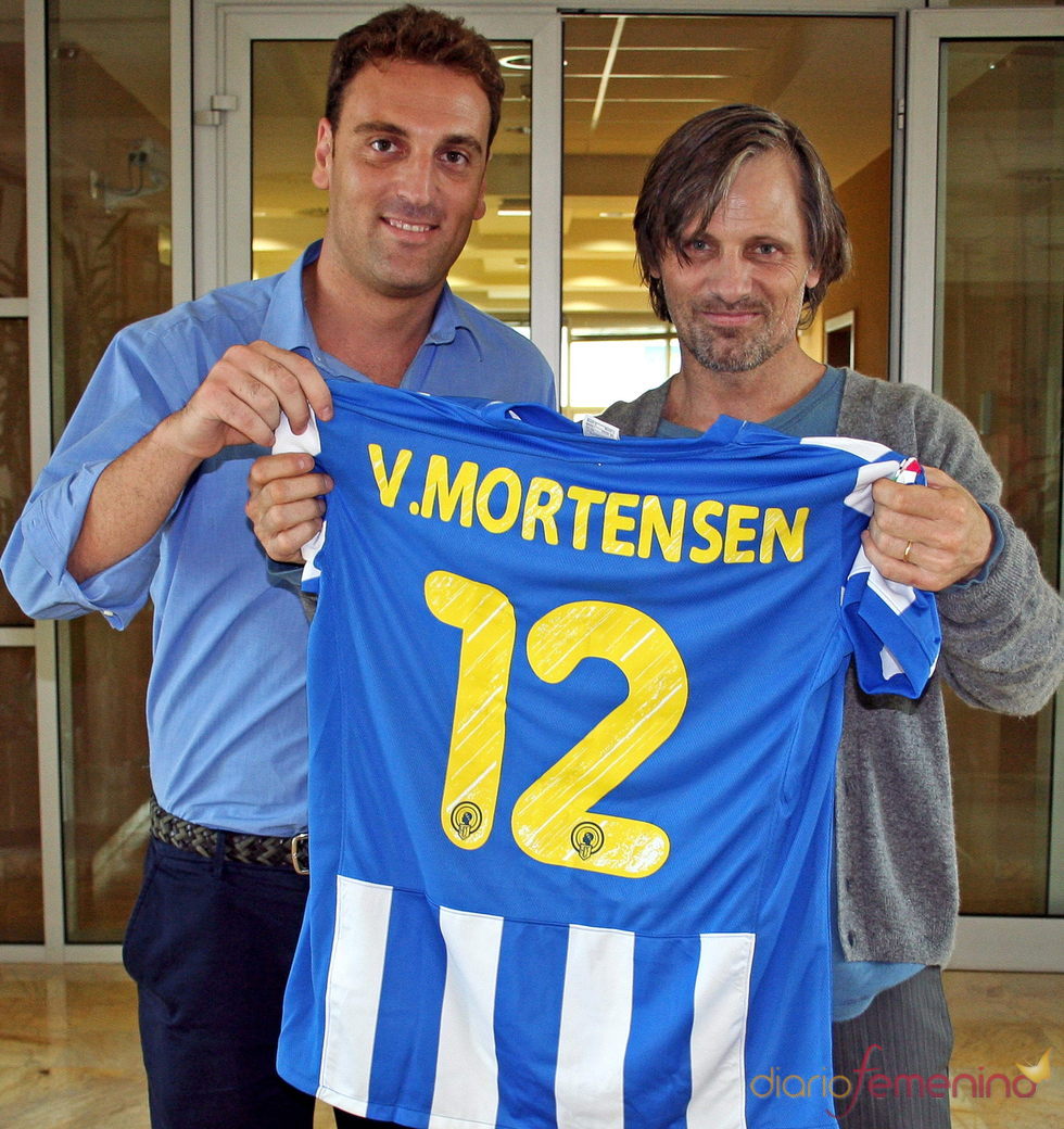 Viggo Mortensen recibe una camiseta del Hércules en Alicante