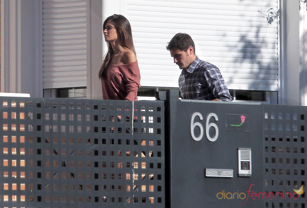 Sara Carbonero e Iker Casillas entran en su casa para evitar a la prensa