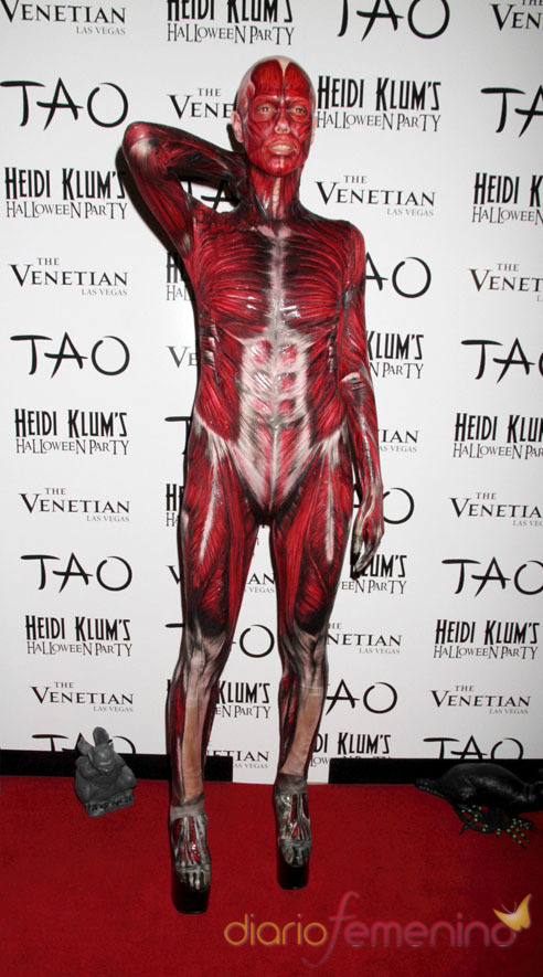 Sequía oscuro Cereal Heidi Klum con un disfraz que deja al descubierto el cuerpo humano
