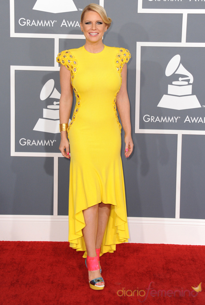 Carrie Keagan en la alfombra roja de los Grammy 2013