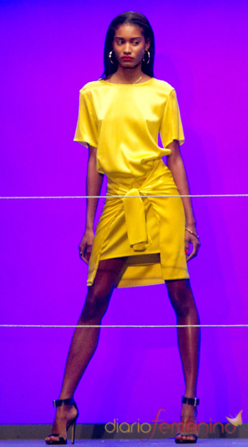 Rihanna apuesta por el amarillo en la semana de la moda de Londres