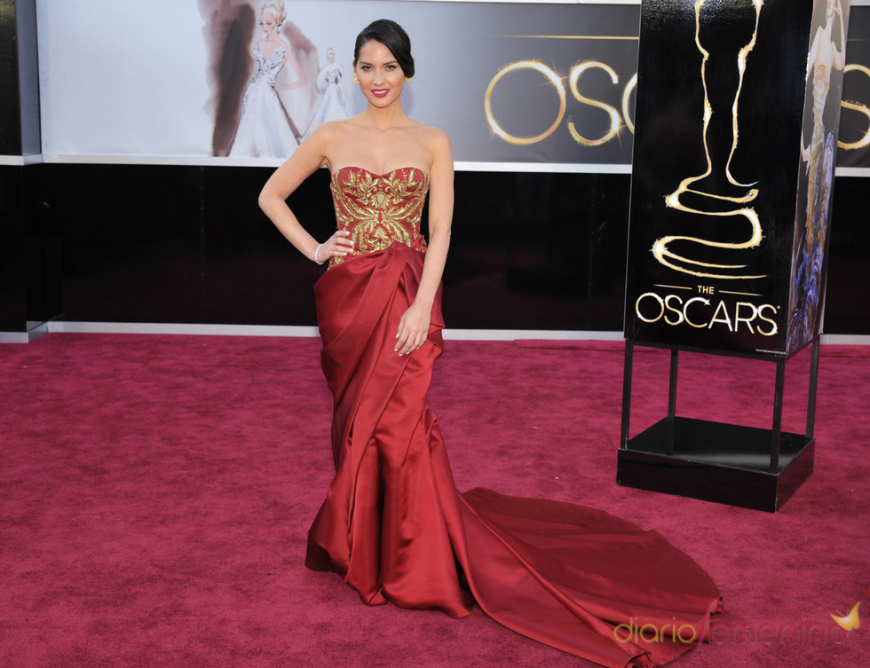 Olivia Munn en la alfombra roja de los Oscars 2013
