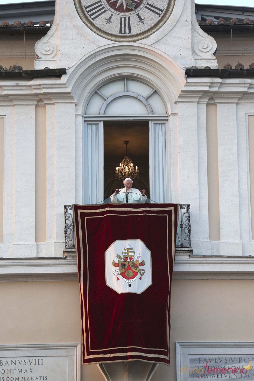 Benedicto XVI saluda desde su nueva residencia, Castel Gandolfo