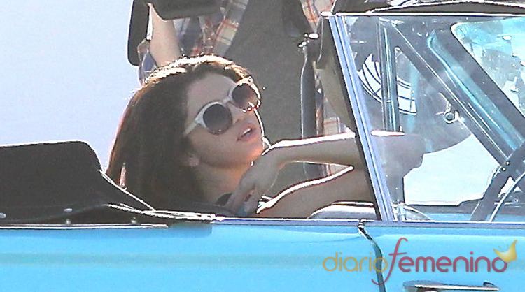 Primer plano de Selena Gomez en el rodaje de su nuevo videoclip