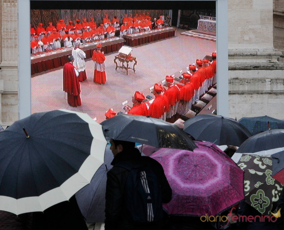 El camino del nuevo Papa: El Cónclave tiñe de rojo El Vaticano