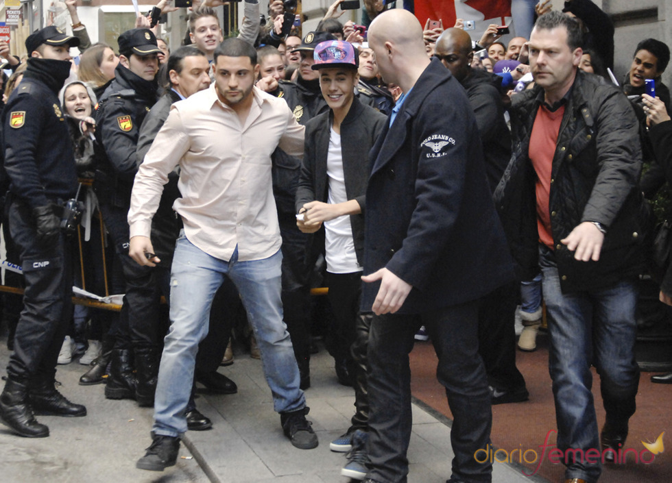 Justin Bieber saluda a sus fans de Madrid antes de su concierto