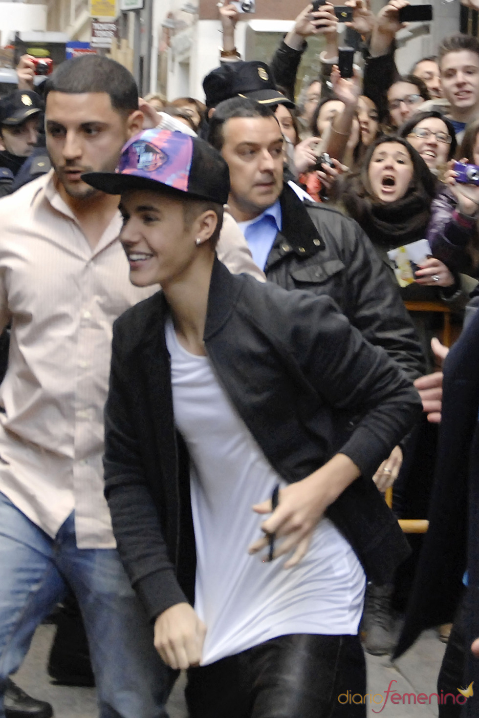 El cantante Justin Bieber saluda a sus fans madrileños