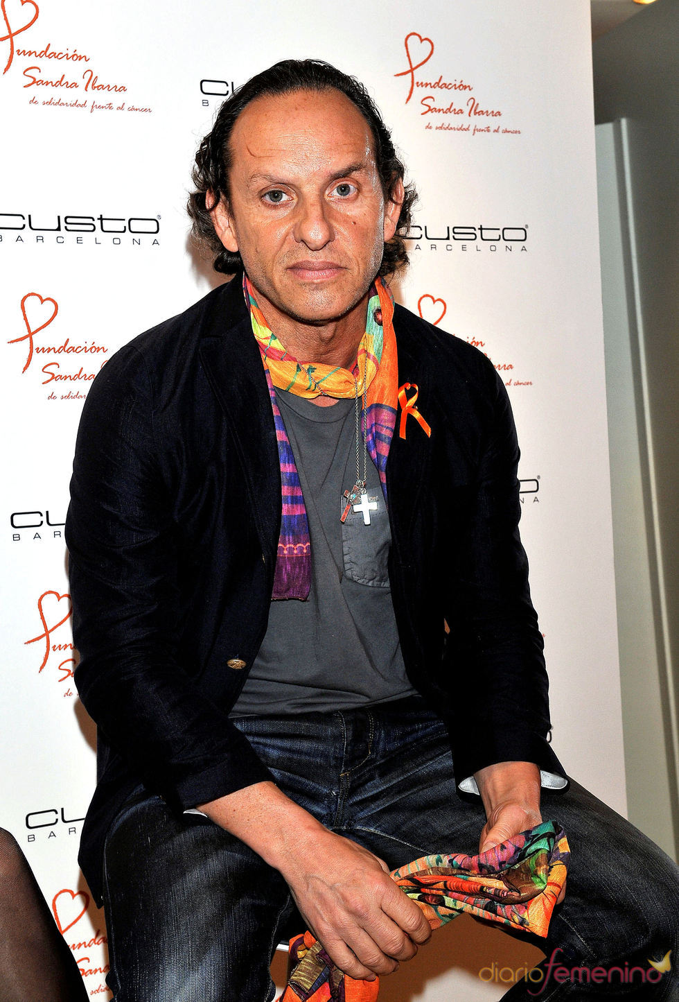 Custo Dalmau presenta un pañuelo solidario