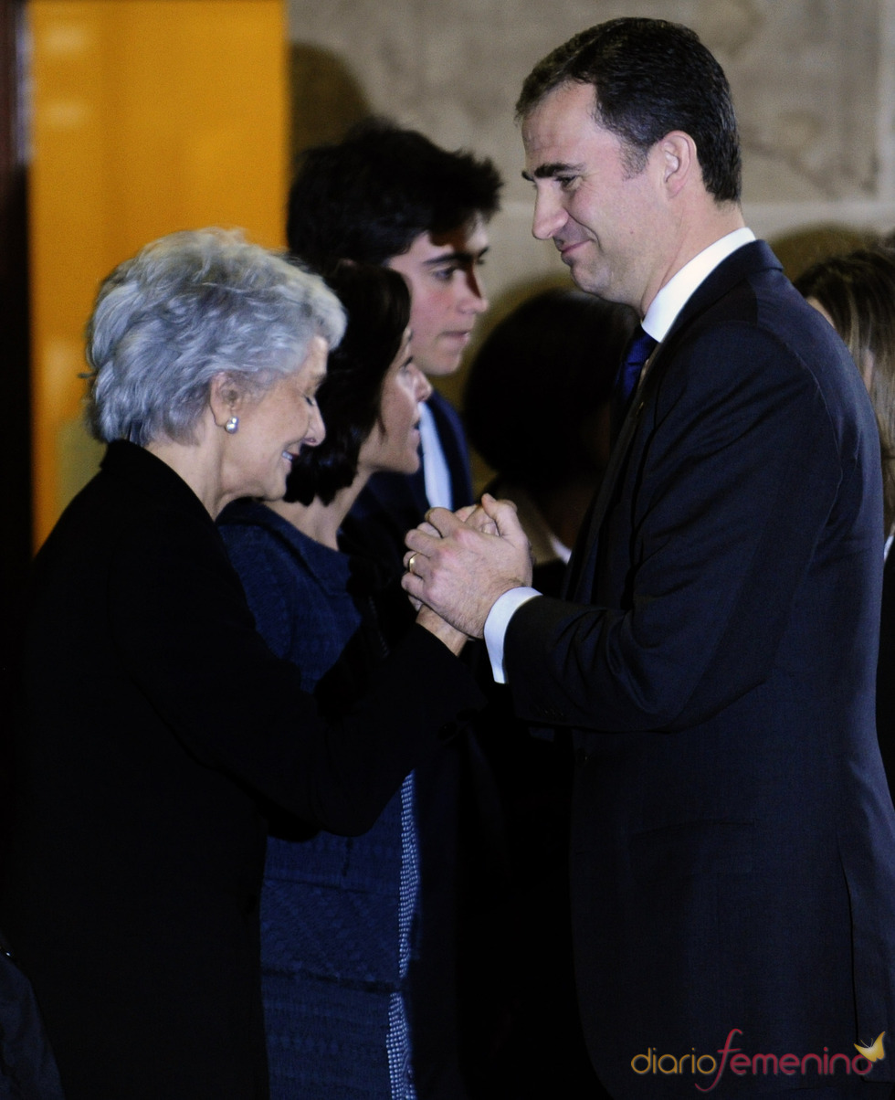 El príncipe Felipe consuela a la viuda de Samaranch