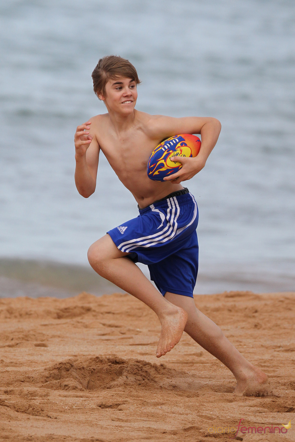 Justin Bieber corre con el balón