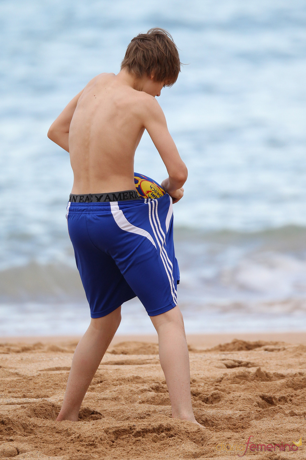 Justin Bieber se esconde el balón en el pantalón