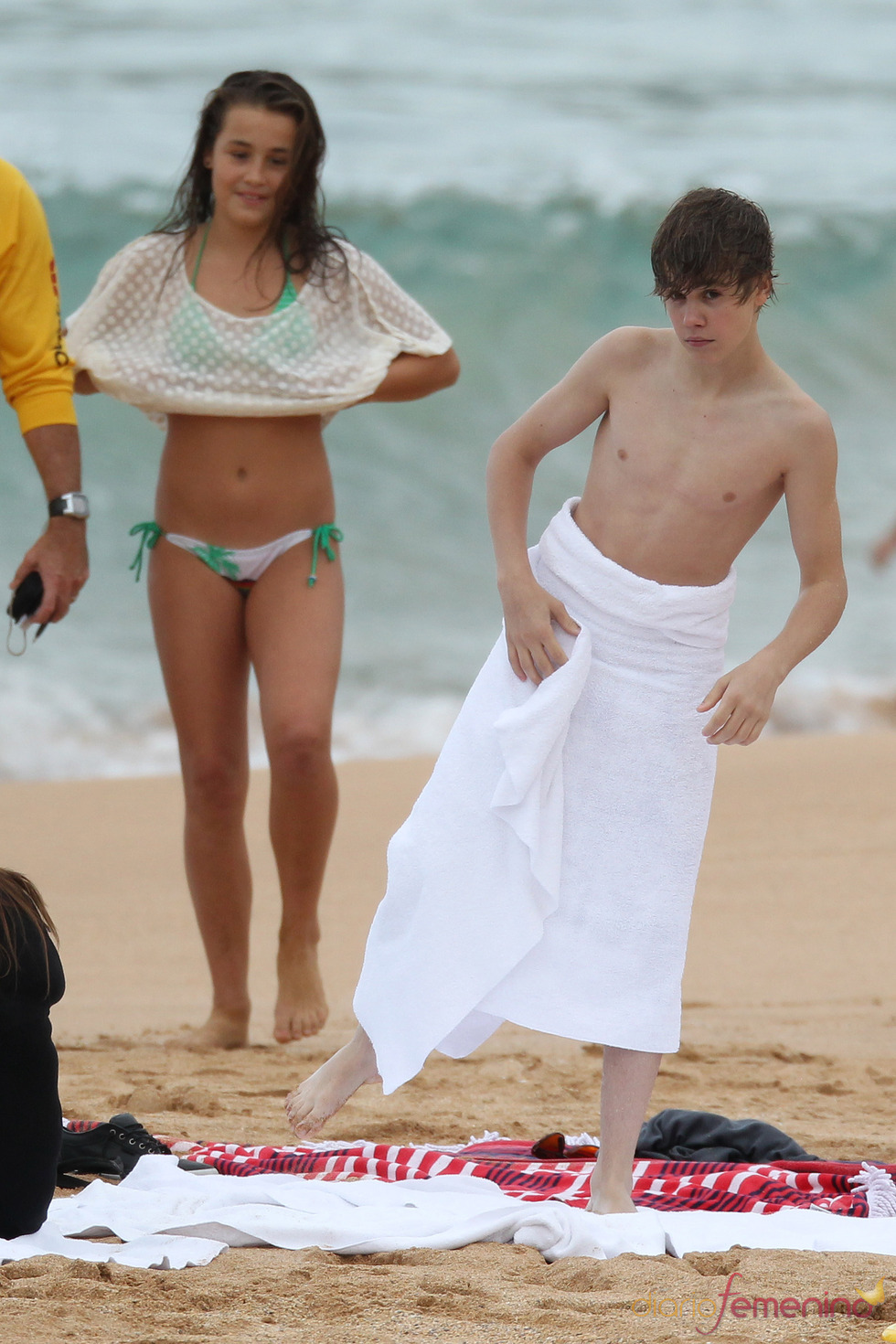 Justin Bieber se quita el bañador y pone la toalla