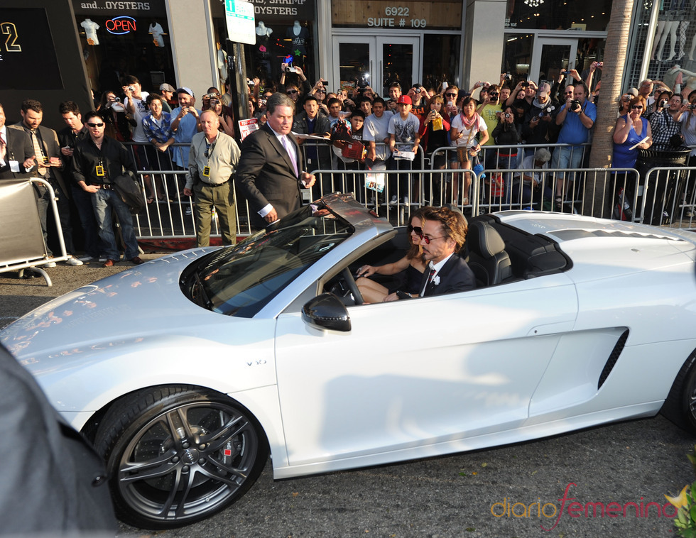 Robert Downey Jr. llega en coche a la premiere de 'Iron Man 2'