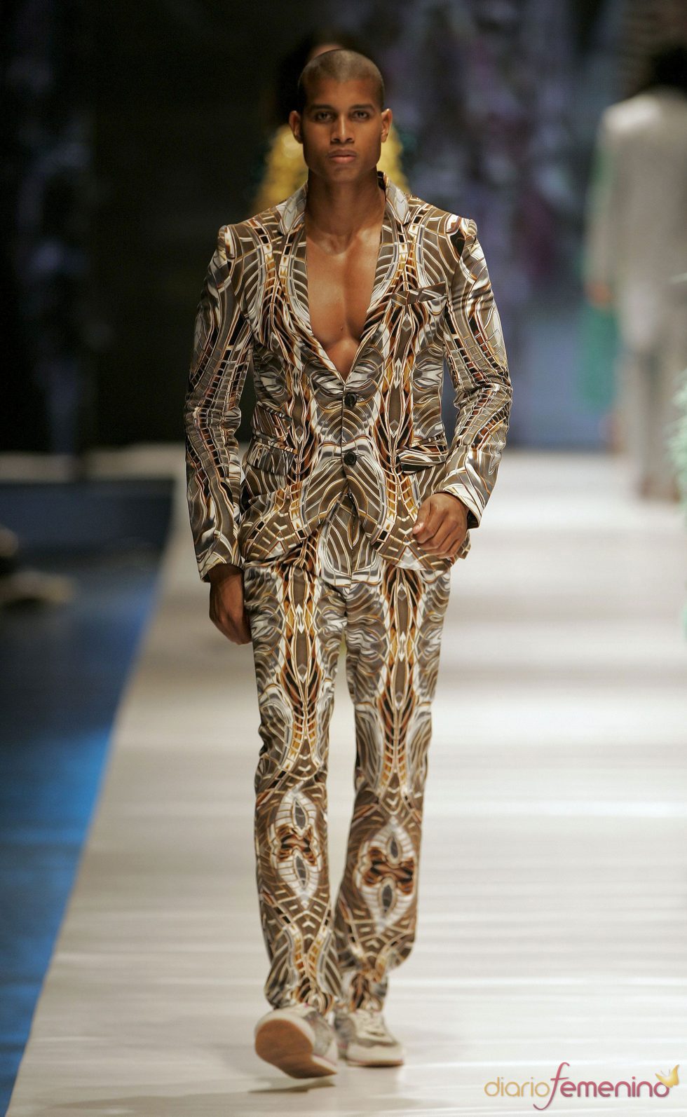 Modelo de la colección verano 2010 de Custo