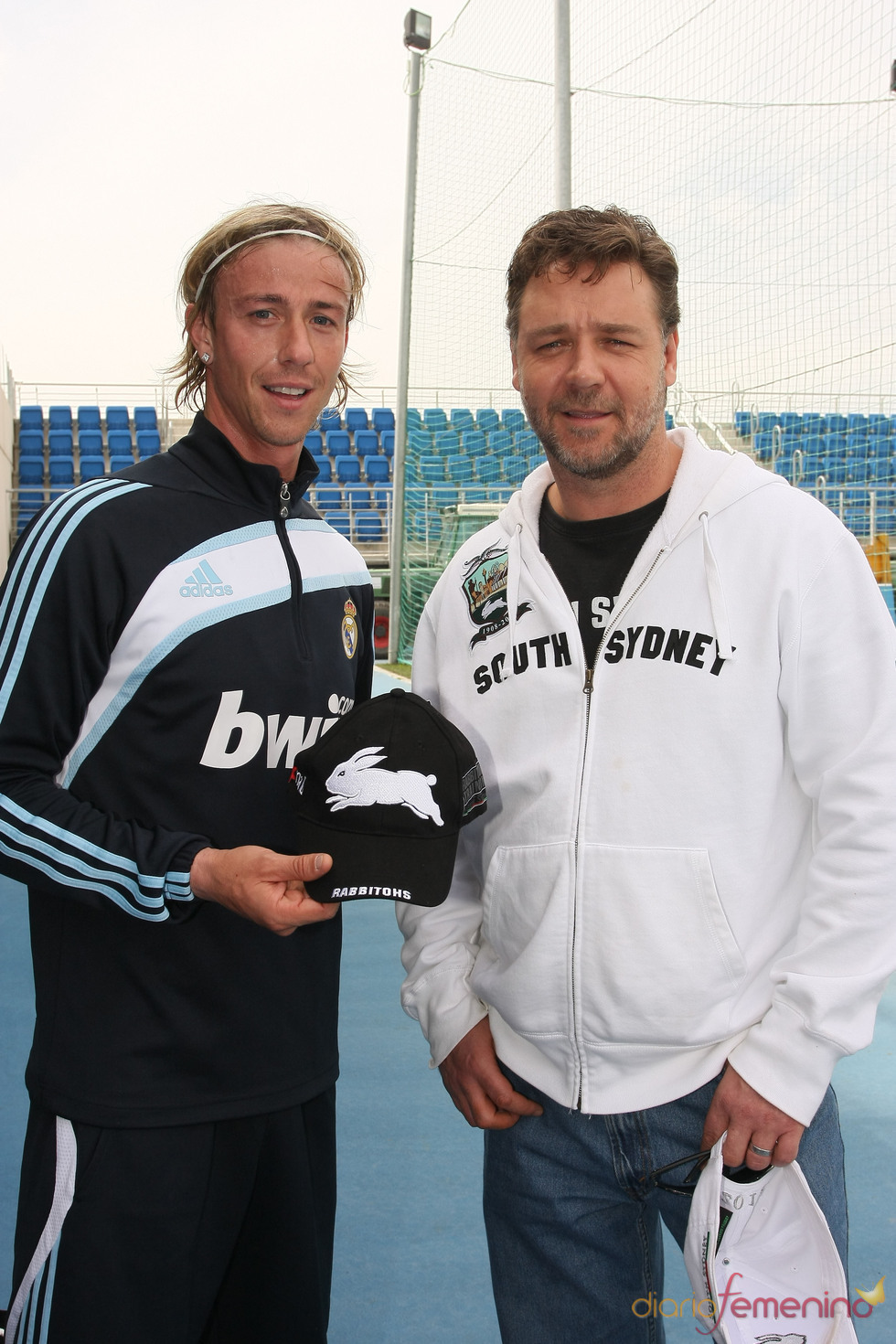 Rusell Crowe intercambia regalos con Guti