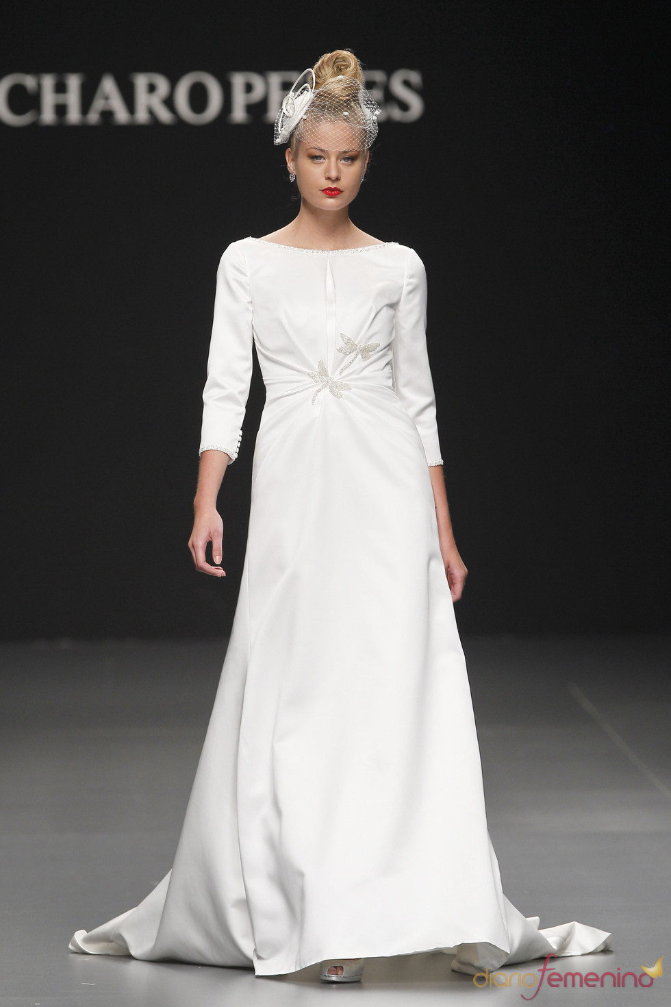 Vestido con adorno de libélula de Charo Peres