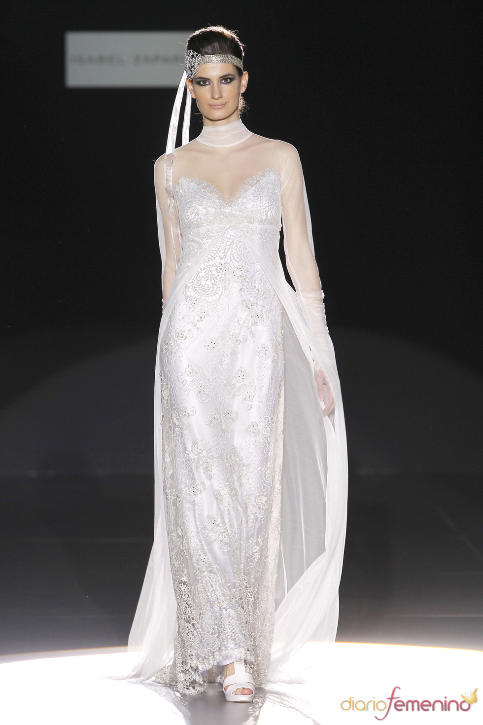 Vestido de novia con gran escote de Isabel Zapardiez