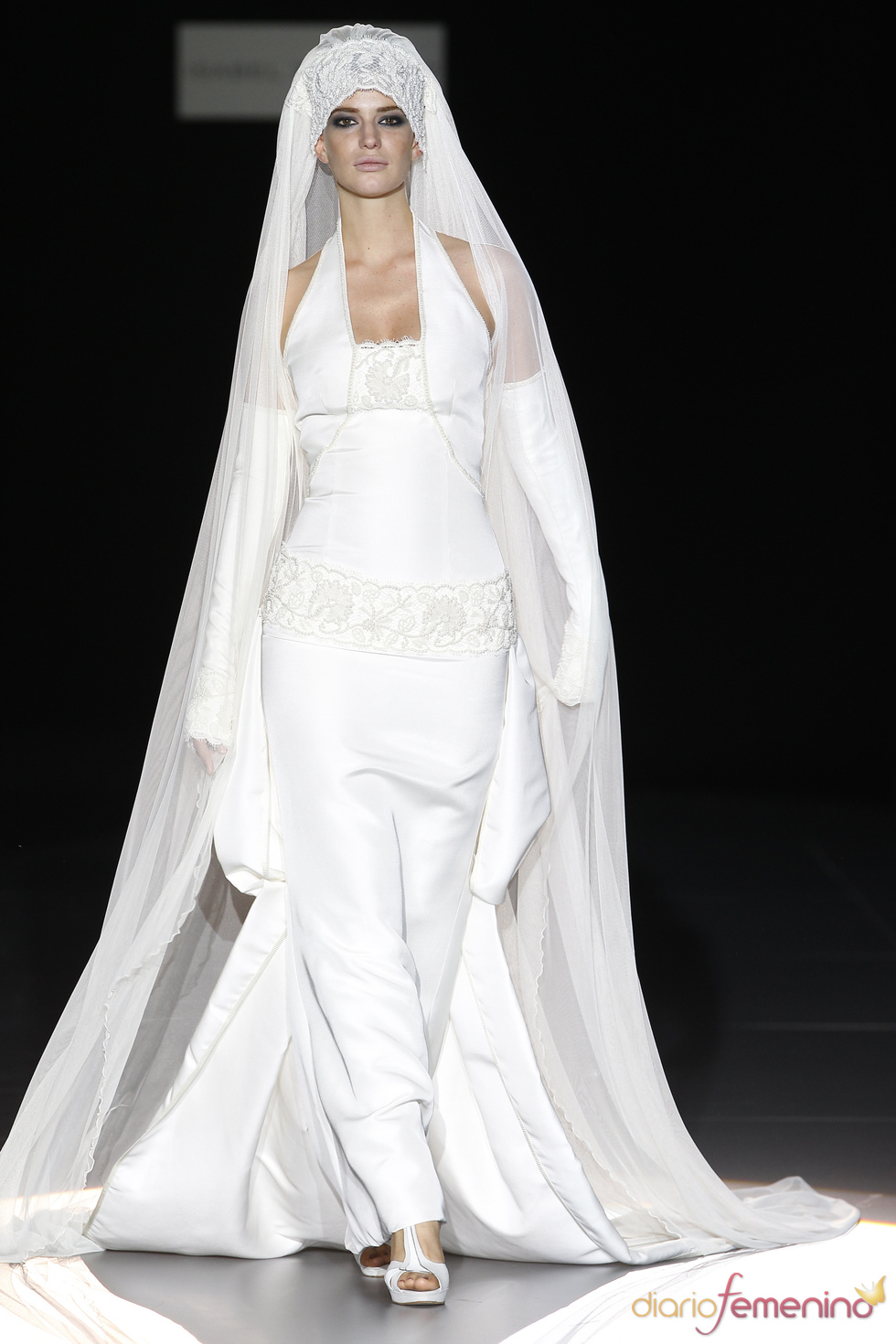 Cibeles Novias 2010:  diseños de Isabel Zapardiez