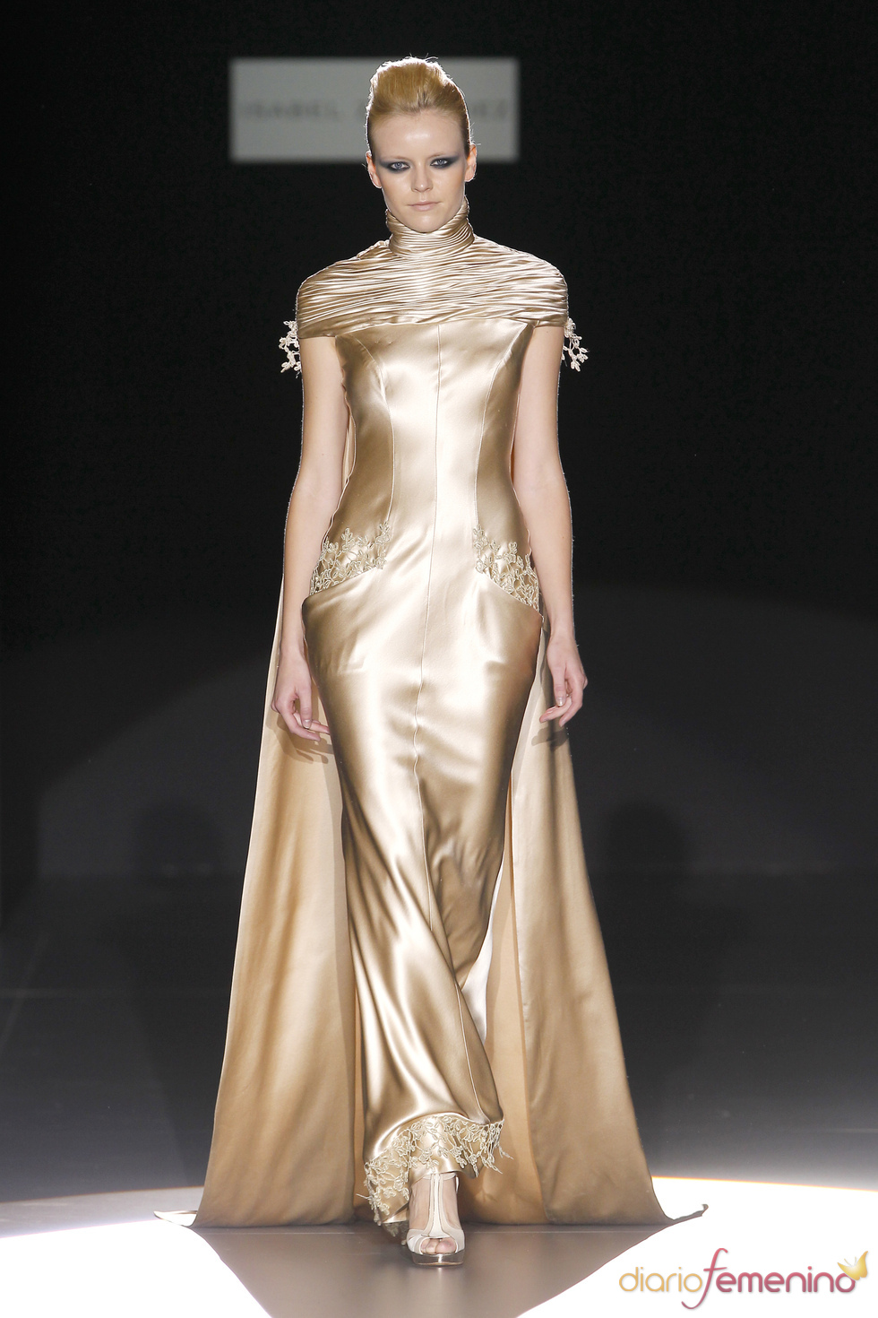 Vestido dorado de Isabel Zapardiez