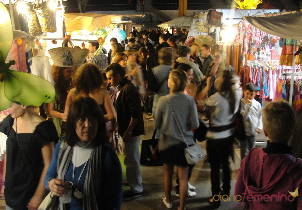 Miles de madrileños en el mercadillo de Las Dalias