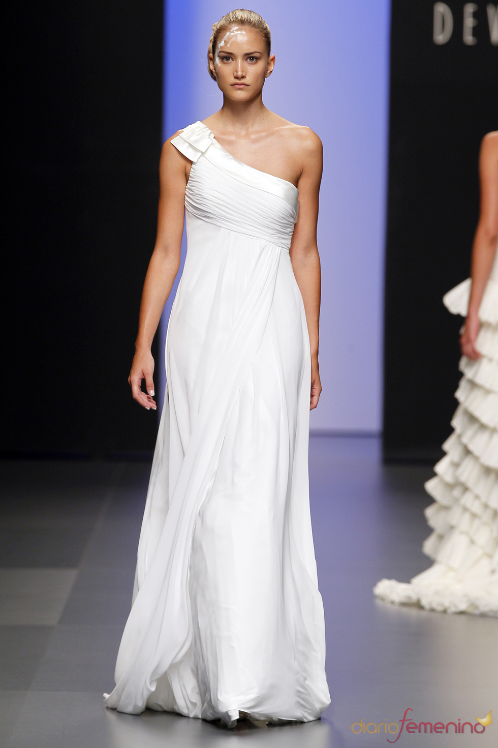 Vestido de novia asimétrico de Devota&Lomba