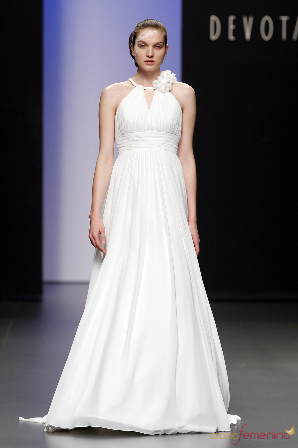 Vestido de novia sobrio de Devota&Lomba