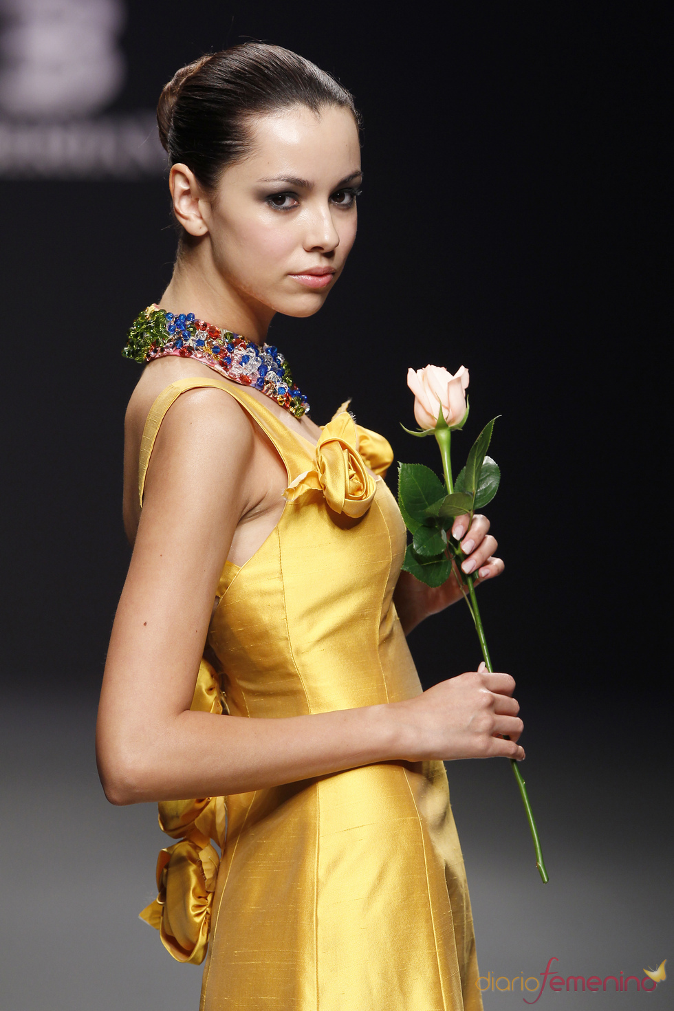 Vestido de fiesta dorado de Elio Berhanyer