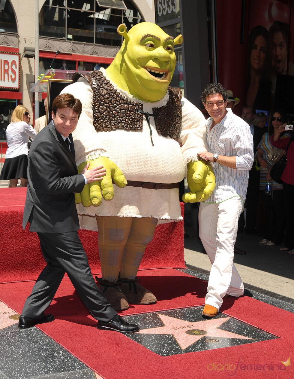 Antonio Banderas entrega la estrella de la fama a Shrek