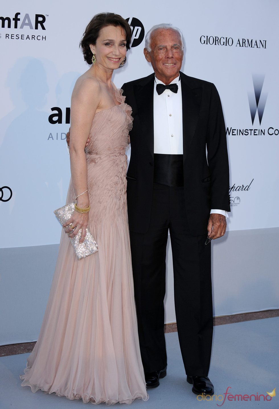 Kristin Scott Thomas y Giorgio Armani en la gala AMFAR